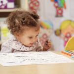 Podložka na kreslení FUNNY MAT - Kočky + pastelky zdarma