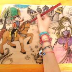 Podložka na kreslení FUNNY MAT - Princ a Princezna + pastelky zdarma