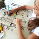 Podložka na kreslení FUNNY MAT - Děti světa + pastelky zdarma