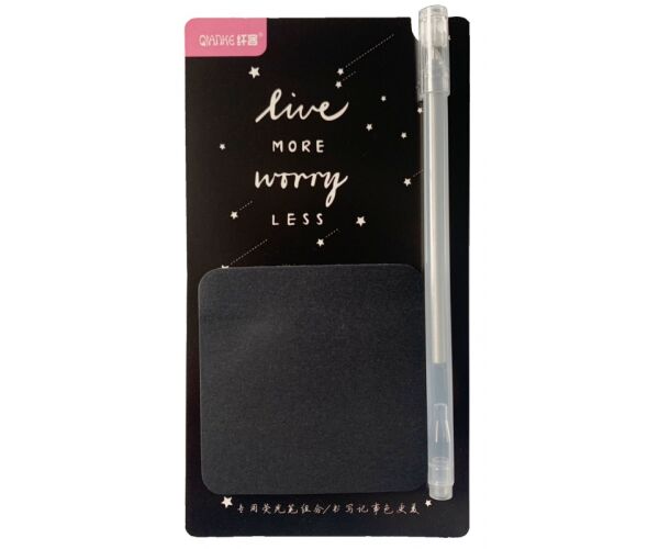 Notes s černými listy a perem